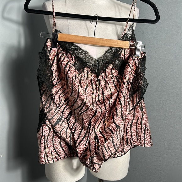 Victoria’s Secret Sleep Set Camo Top and Bottom size XL- like new - Picture 3 of 12